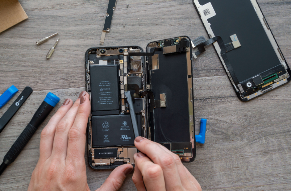 When Should One Seek iPhone Battery Replacement Services?